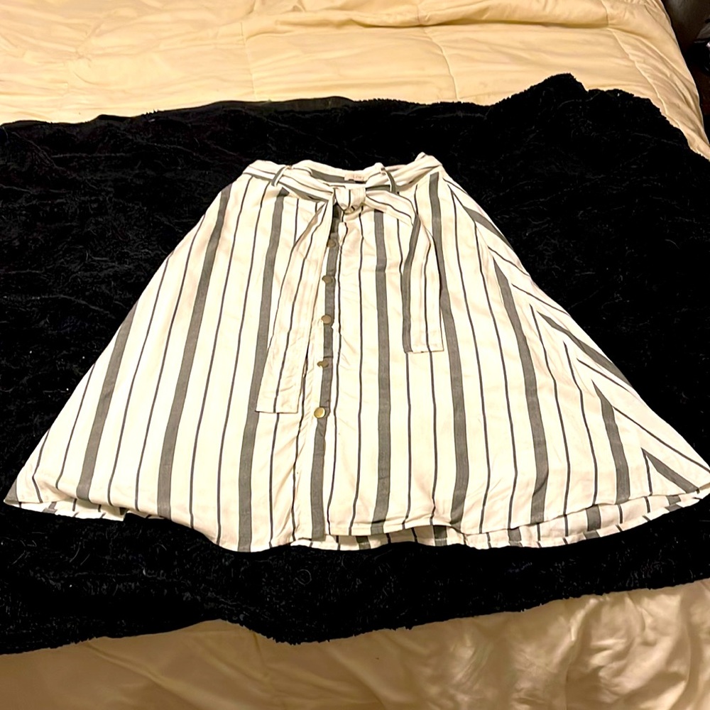 A flowing summer skirt from LOFT!! Blue and white stripes. Sz 0 and lined!!